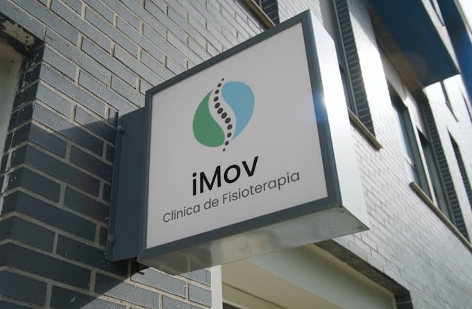 Cartel de iMov Fisioterapia en la fachada del centro